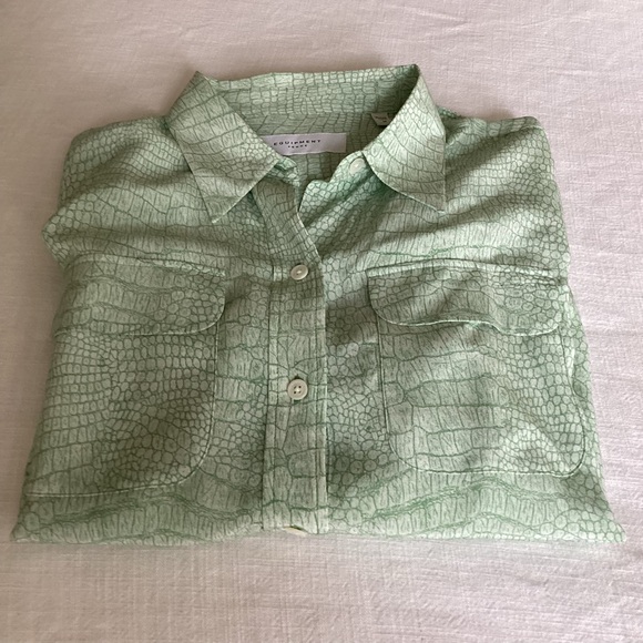 Equipment Slim Signature Silk Shirt Medium Green Crocodile Embossed - Picture 9 of 11